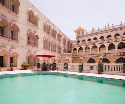 https://imgcld.yatra.com/ytimages/image/upload/t_hotel_yatra_city_desktop/v1390448822/Domestic Hotels/Hotels_Jaipur/Hotel Chandragupt/Pool~27.jpg